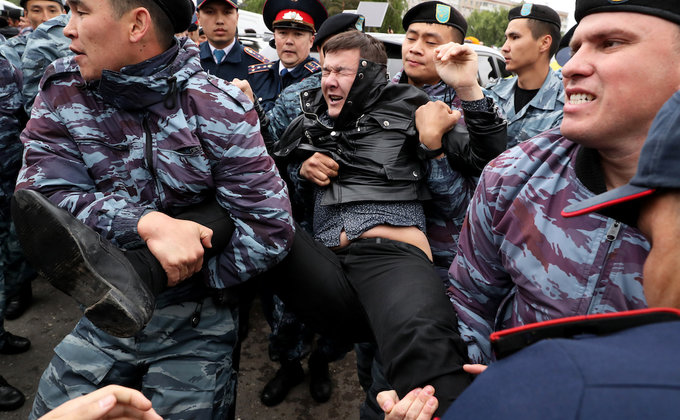Выборы президента в Казахстане: задержаны 500 человек - фото
