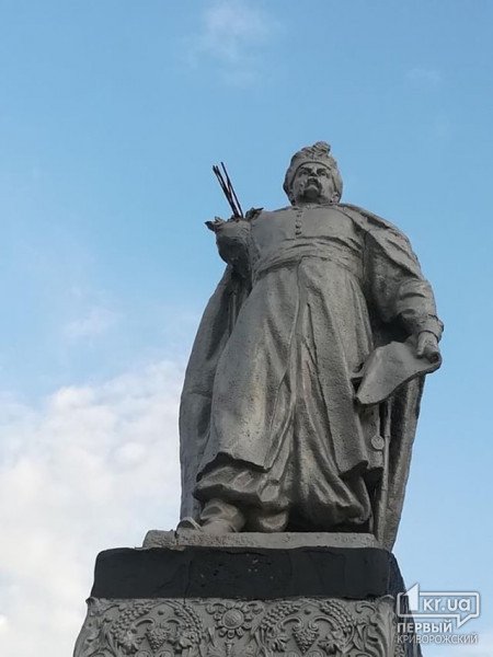 В Кривом Роге у Богдана Хмельницкого отпала рука: фото