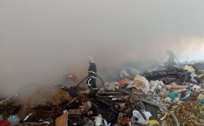 Под Ровно горит мусорный полигон: фото
