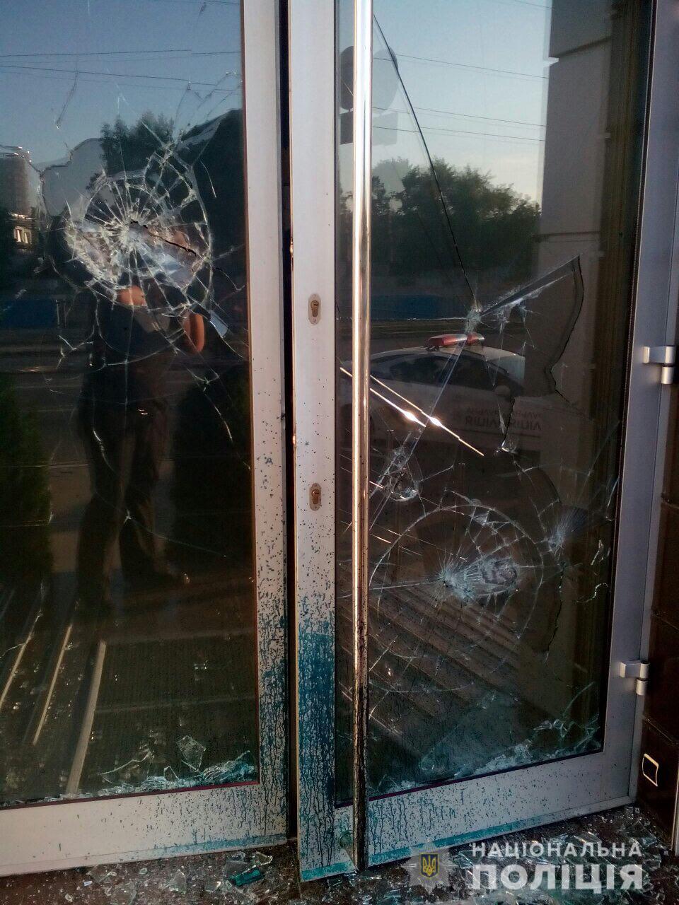 В Харькове повредили общественную приемную Бойко: фото