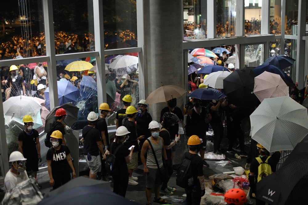 В Гонконге протестующие захватили здание парламента: фото, видео