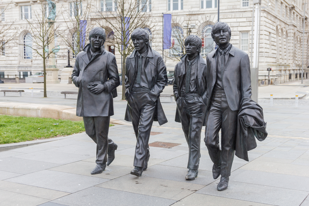 Бронзовые статуи участников группы The Beatles на набережной Ливерпуля (фото - depositphotos.com)