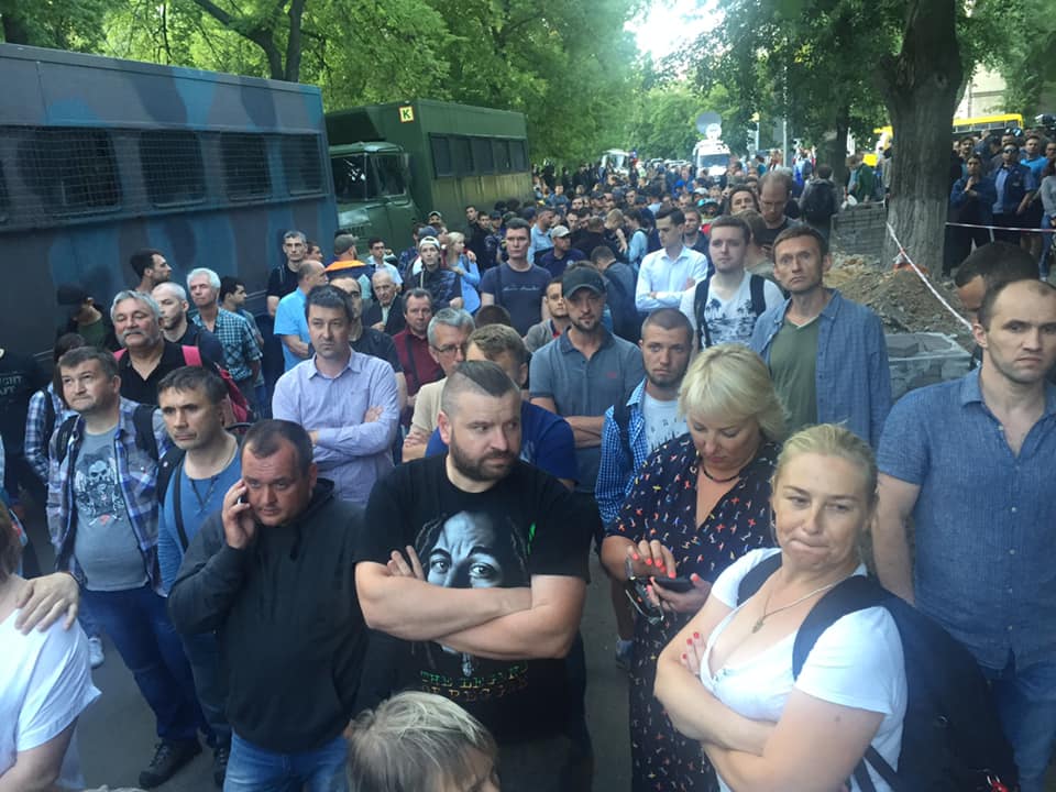 "Медведчука под суд": акция у офиса NewsOne - видео, фото