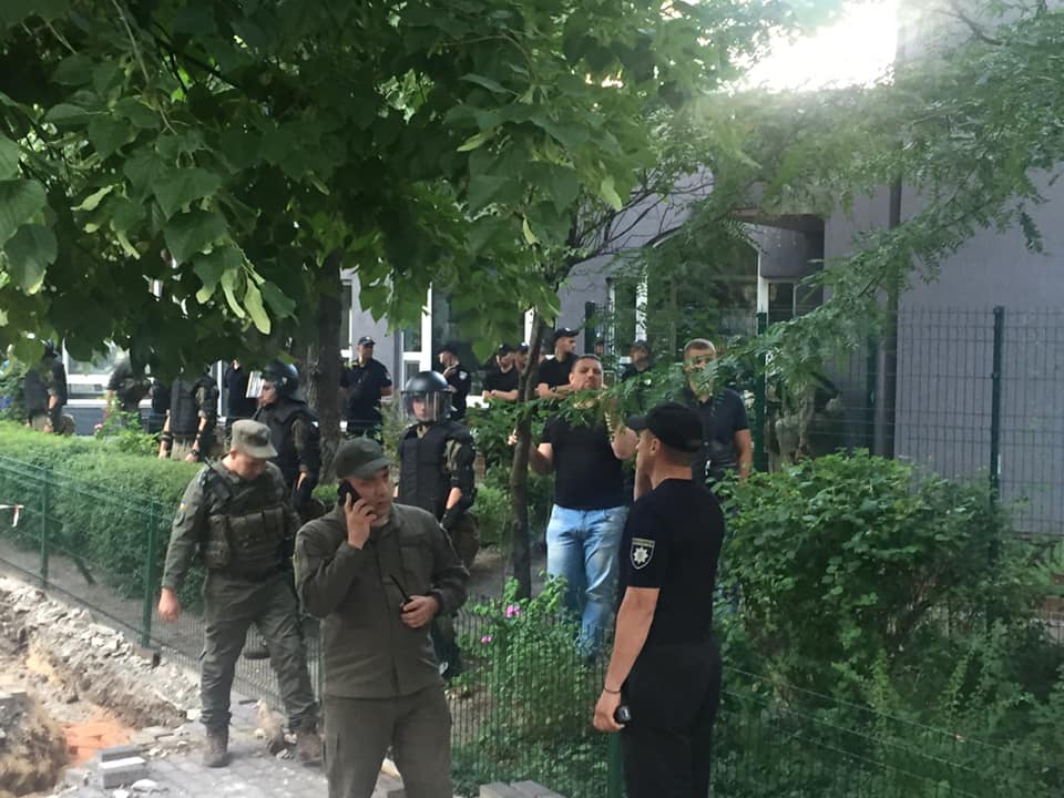 "Медведчука под суд": акция у офиса NewsOne - видео, фото