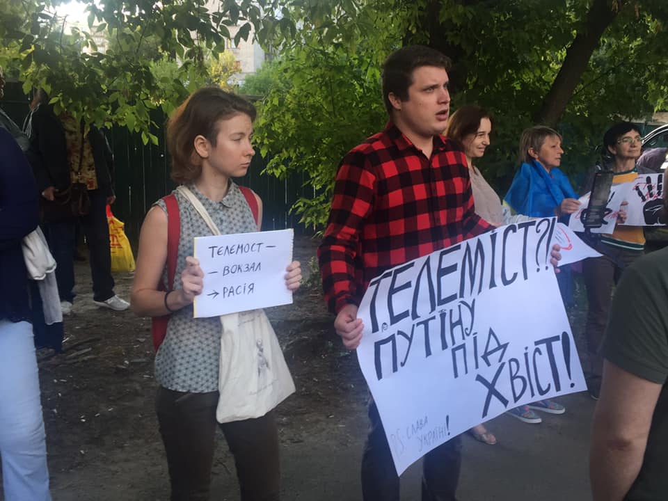 "Медведчука под суд": акция у офиса NewsOne - видео, фото
