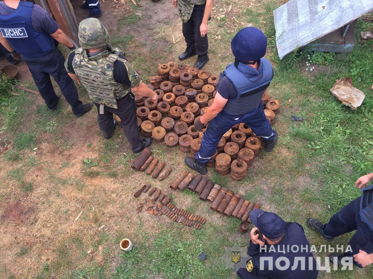 Гибель детей под Ровно: в доме нашли сотню мин и бомб - фото