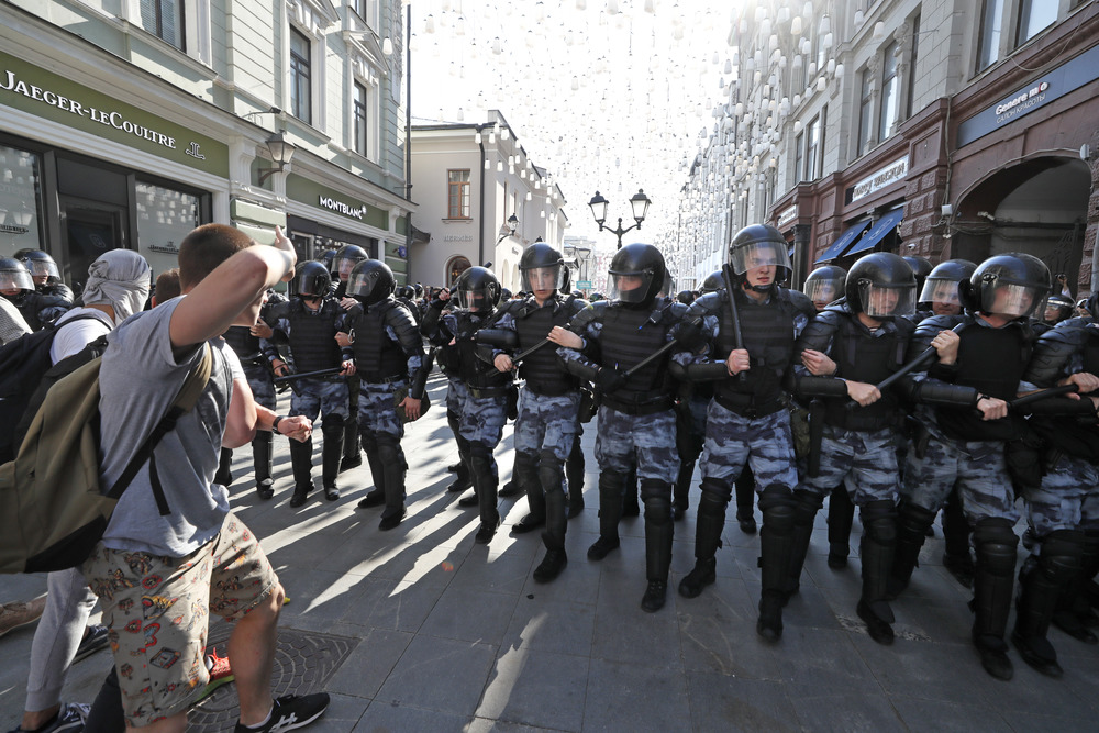 Протесты в Москве. Более 1000 задержанных, избиения: фото, видео