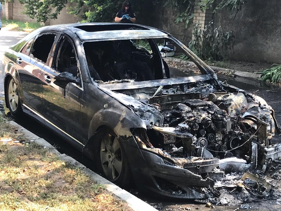null В Херсоне сожгли авто чиновника Укртрансбезопасности: фото
