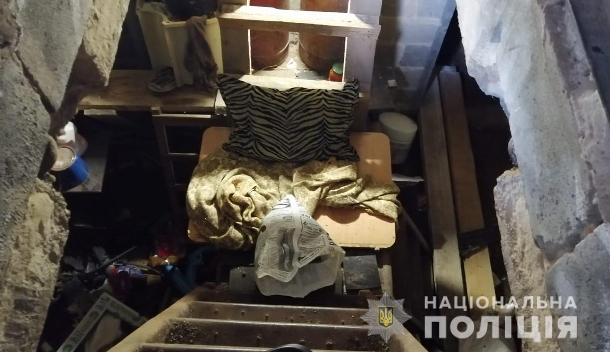 В Киеве таксист посадил пассажира на цепь за неуплату: фото
