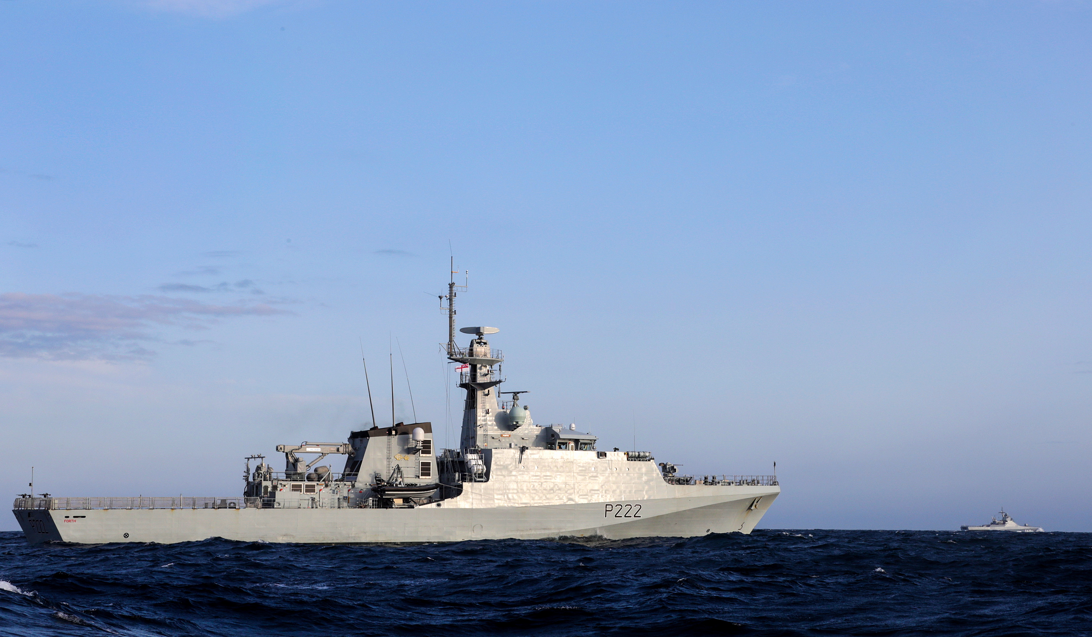 Британский корабль сопровождает корвет РФ. (Фото: Rory Arnold/https://www.royalnavy.mod.uk)