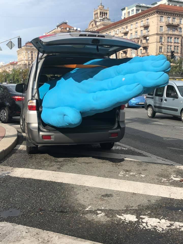 Гигантскую синюю руку в центре Киева демонтировали: фото
