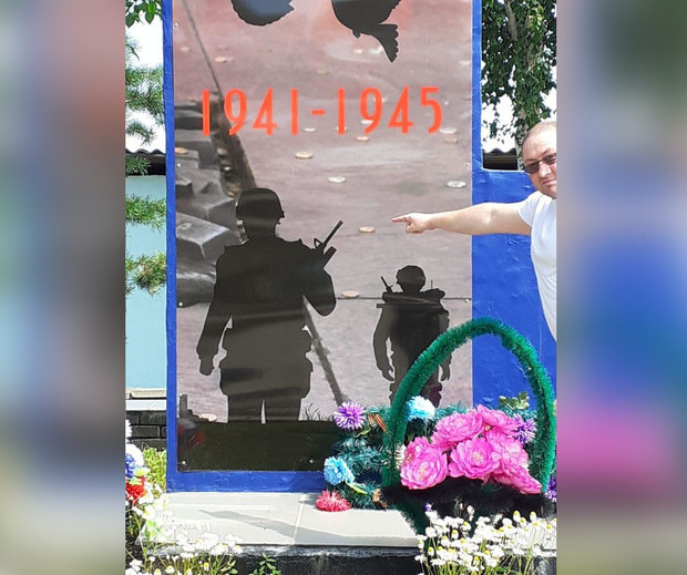 null Сюр. На памятнике Второй мировой в РФ нашли солдат НАТО - фото