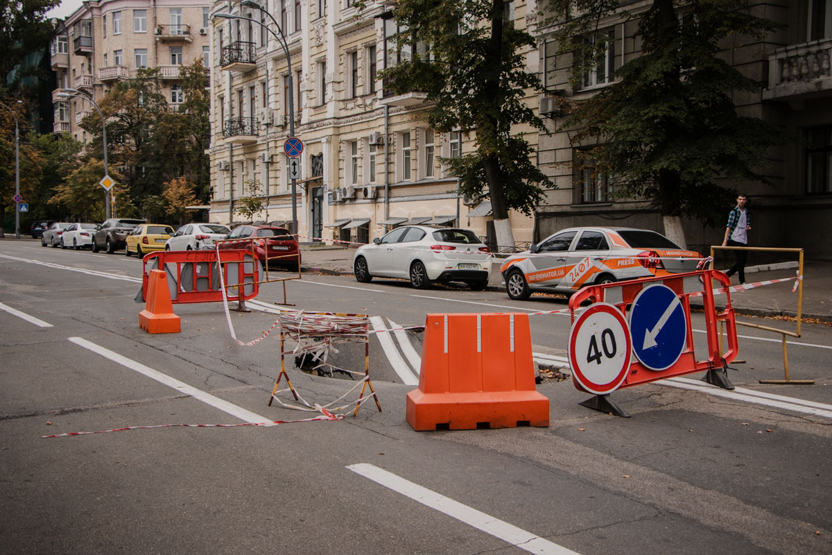 Провал асфальта в Киеве (Фото: Информатор) Провал асфальта в Киеве (Фото: Информатор)