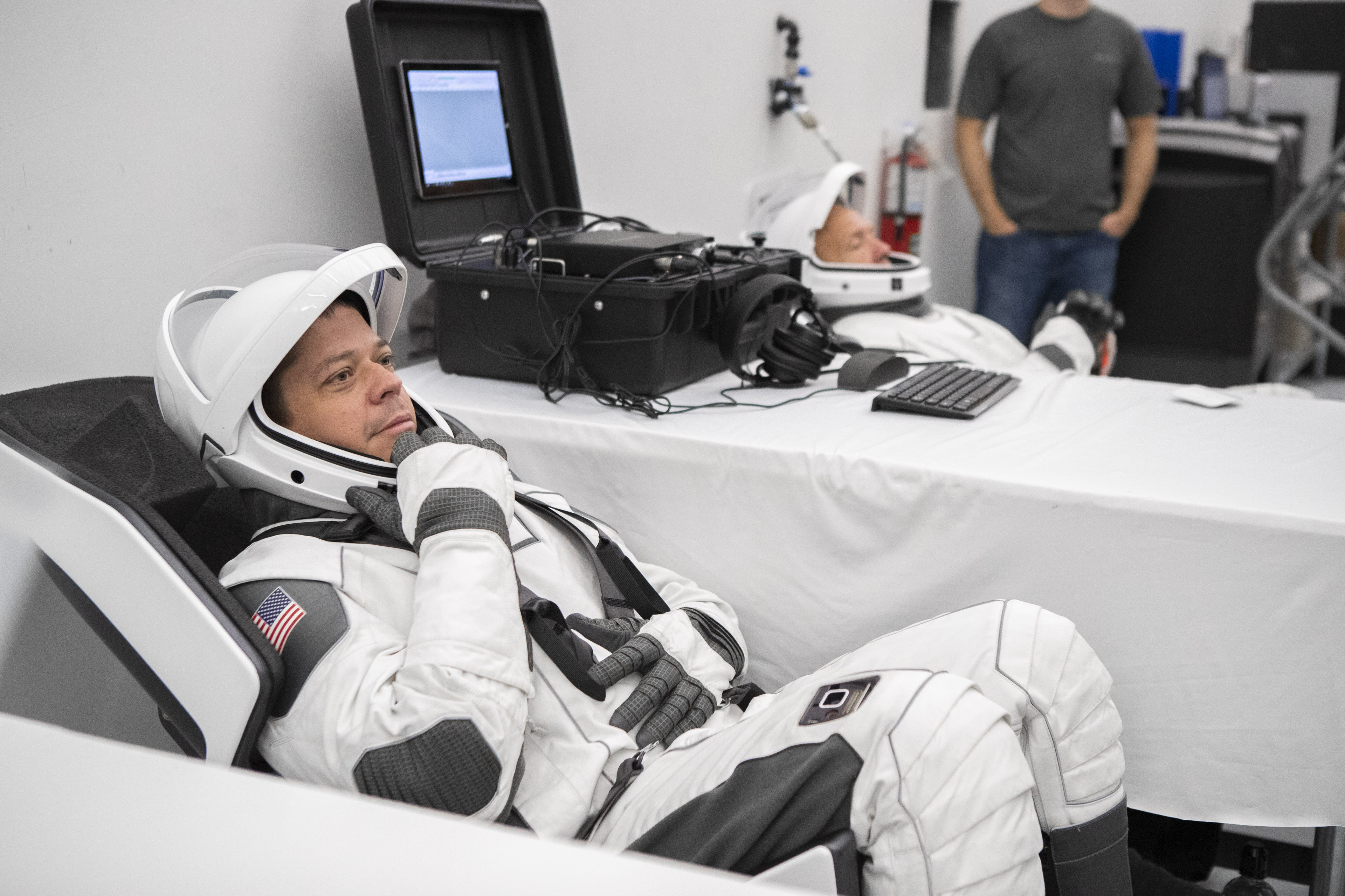 Робогаишник, миномет 2-в-1, скафандр SpaceX: новости технологий
