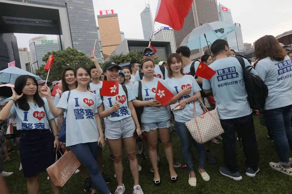 В Гонконге прошла акция в поддержку полиции: фото, видео