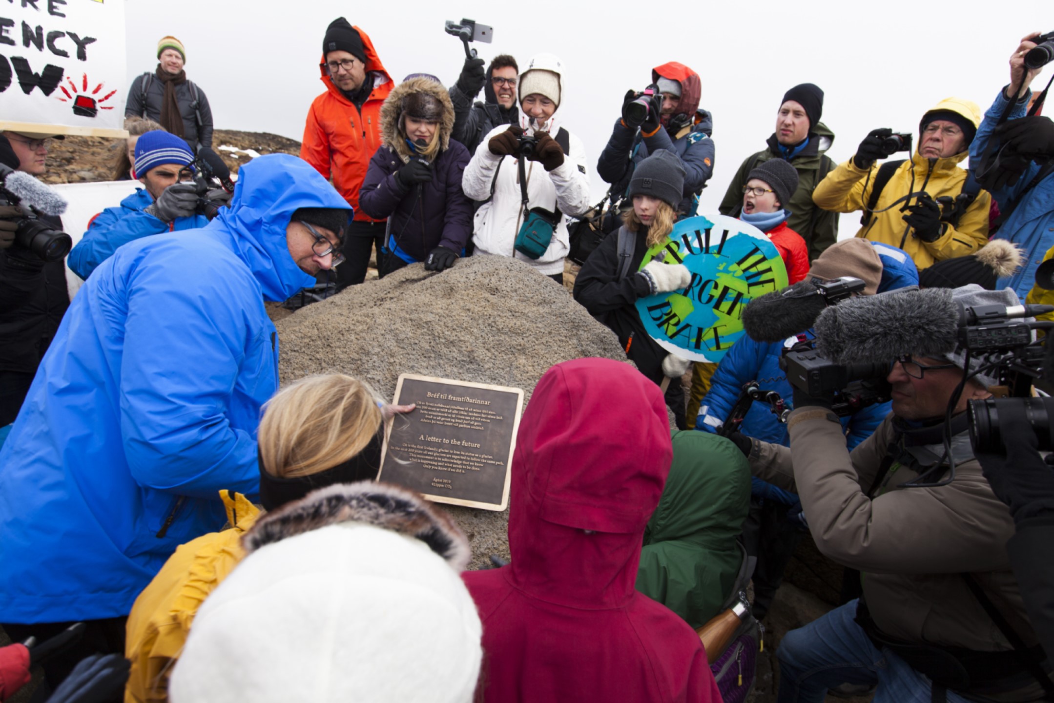 В Исландии леднику устроили похороны: фото и видео