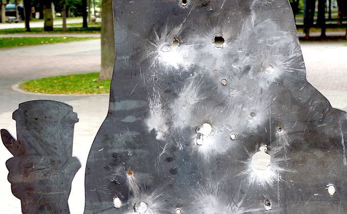 "Война рядом": в Днепре установили фигуры людей с дырками от пуль