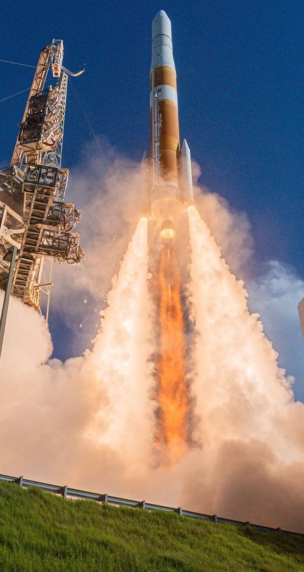 Впечатляющий полет ракеты-носителя Delta IV в телескоп: видео