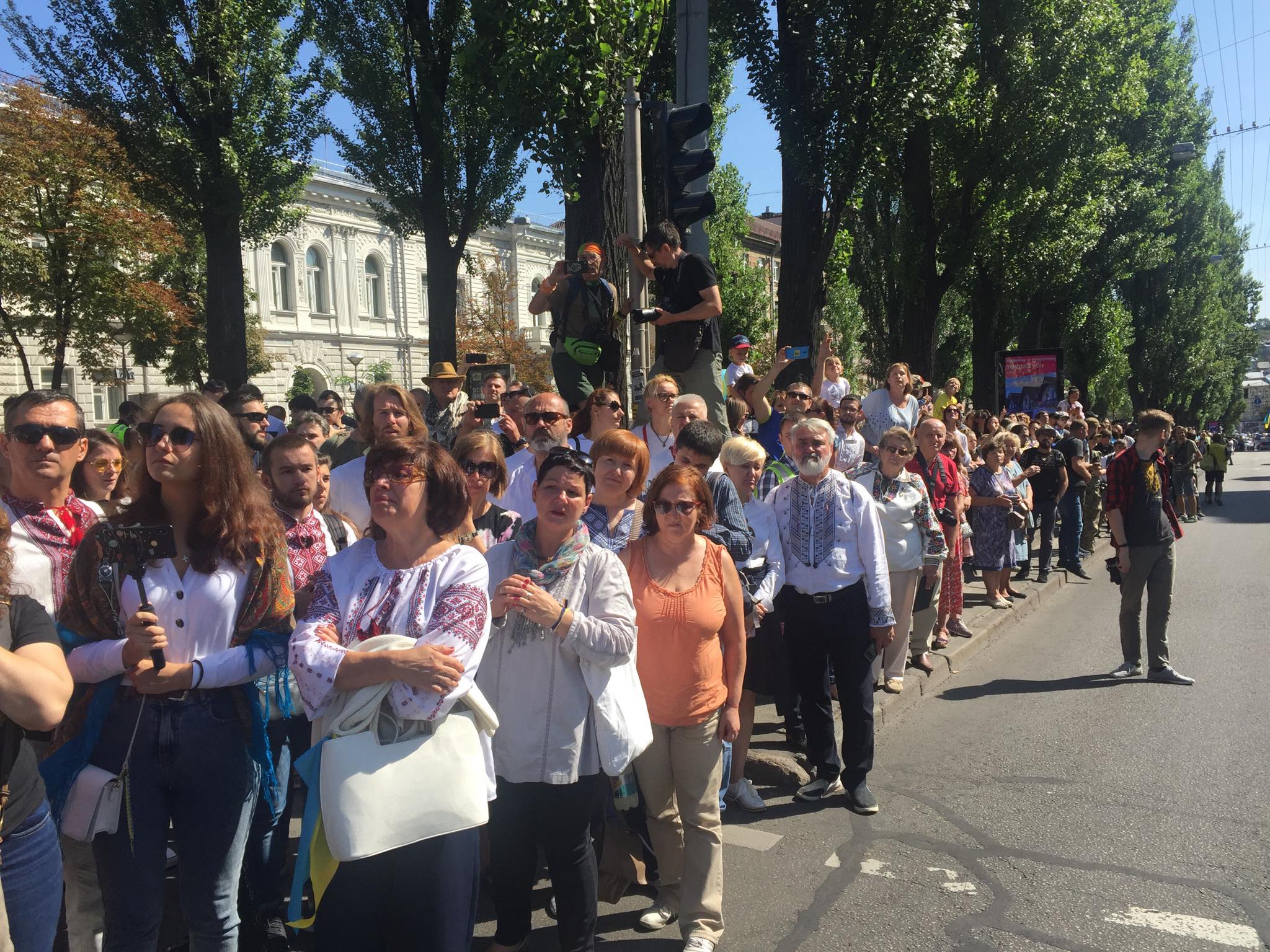 В Киеве прошел Марш защитников: фото и видео