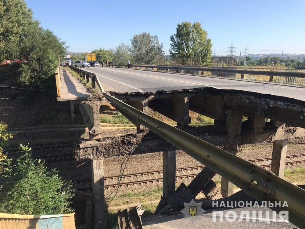 В Харькове обвалился автомобильный мост: фото, видео