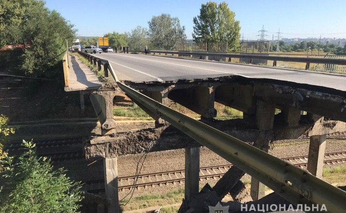 Момент обрушения моста в Харькове: появилось видео
