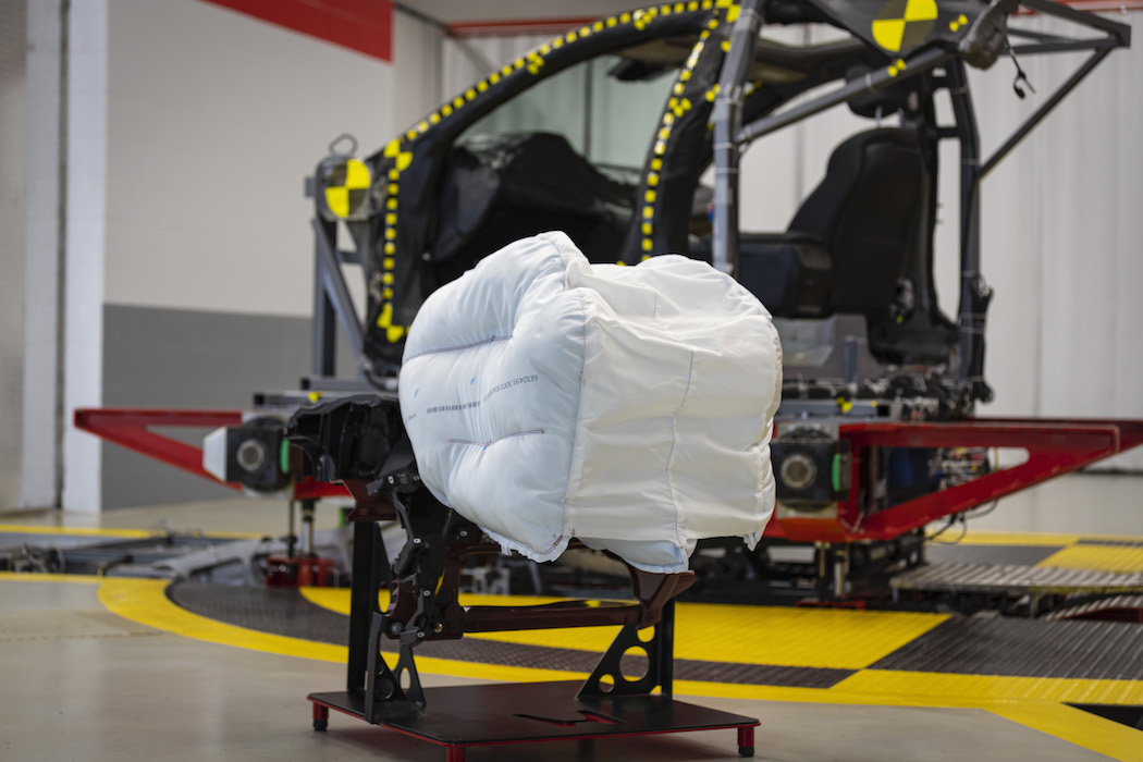 Дрон-грузовик, умный мяч для гольфа, "тающий" парашют: новости технологий