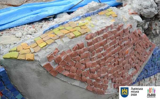 Во Львове начали восстанавливать легендарную мозаику: фото