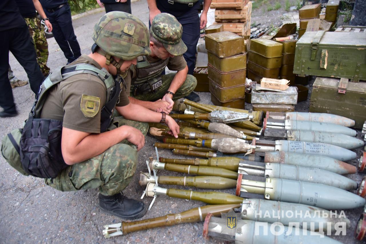 В Донбассе три добробата сдали оружие Нацполиции: фото, видео