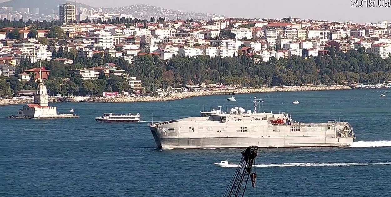 Корабль ВМС США - в Черном море. За ним наблюдает флот РФ: видео