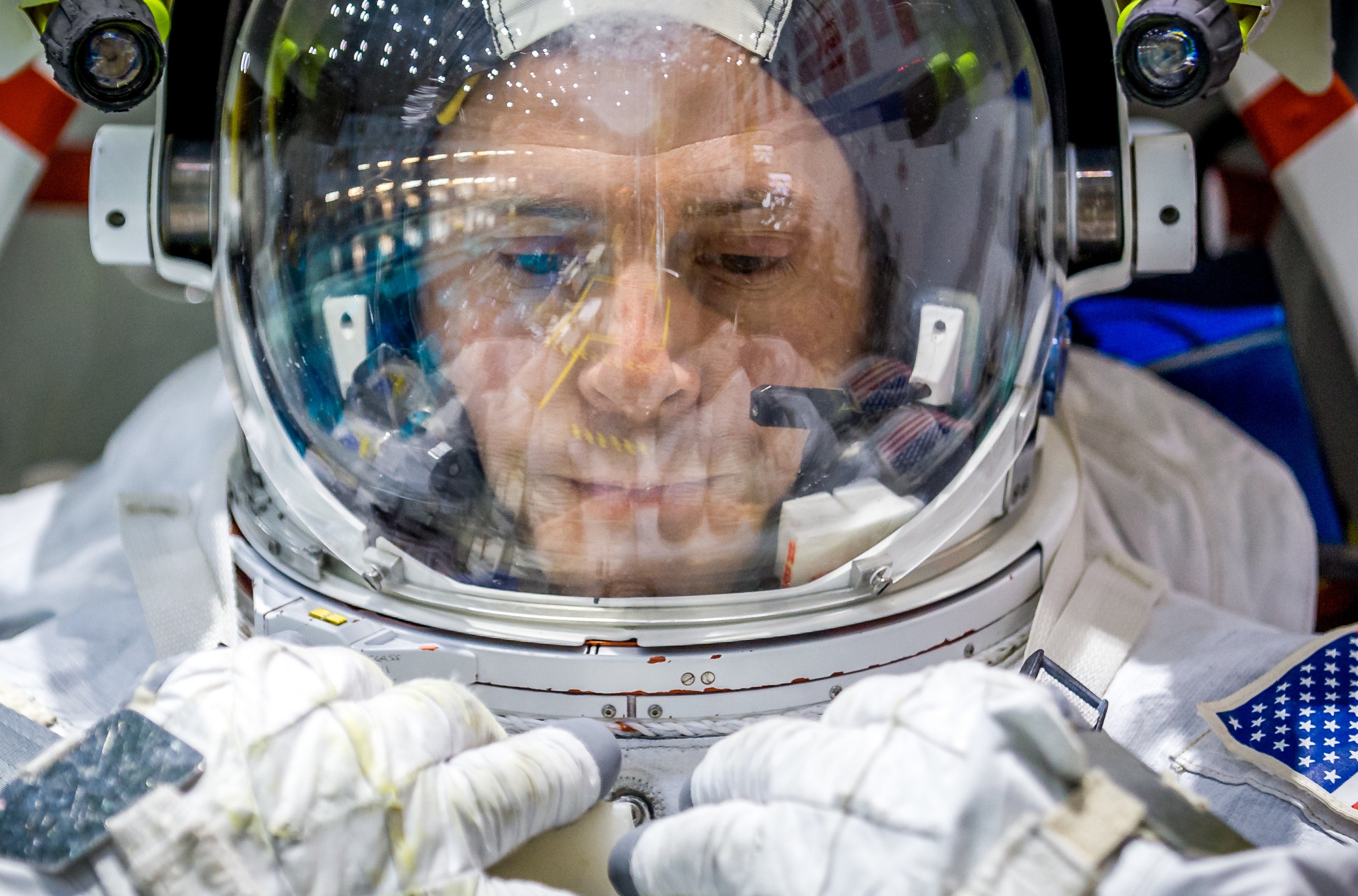 Брэд Питт поговорил с астронавтом в космосе: видео беседы