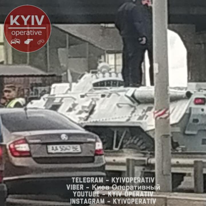 Мужчина стрелял и угрожал терактом на мосту в Киеве: хроника