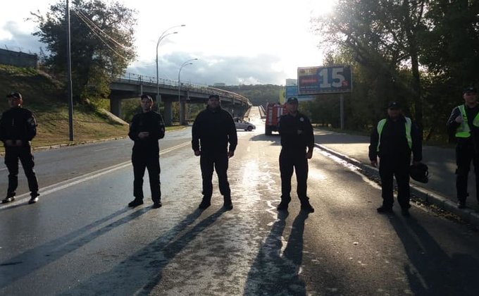Мужчина стрелял и угрожал терактом на мосту в Киеве: хроника