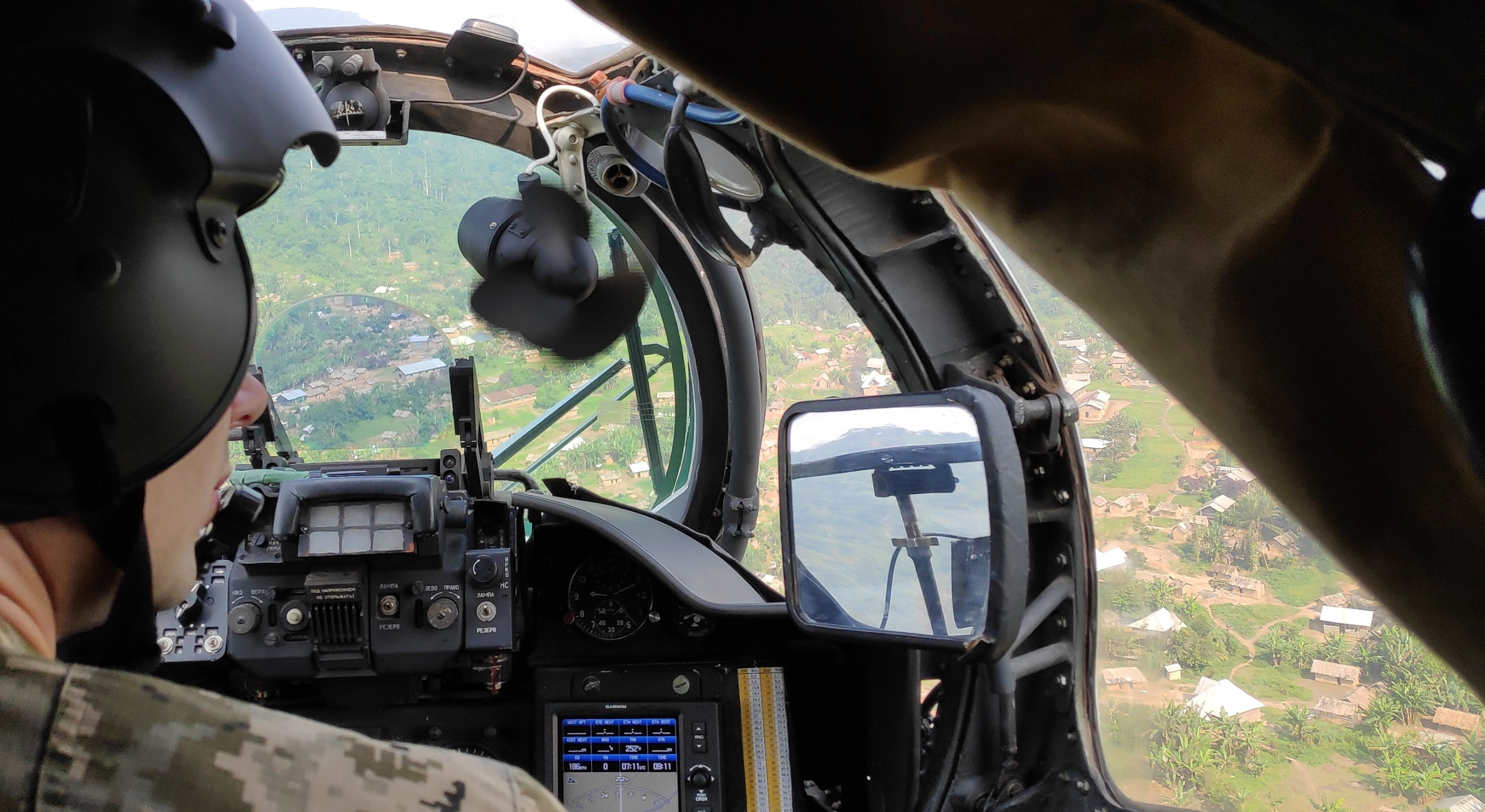 Украинские летчики на Ми-24 бьют боевиков в джунглях: видео, фото