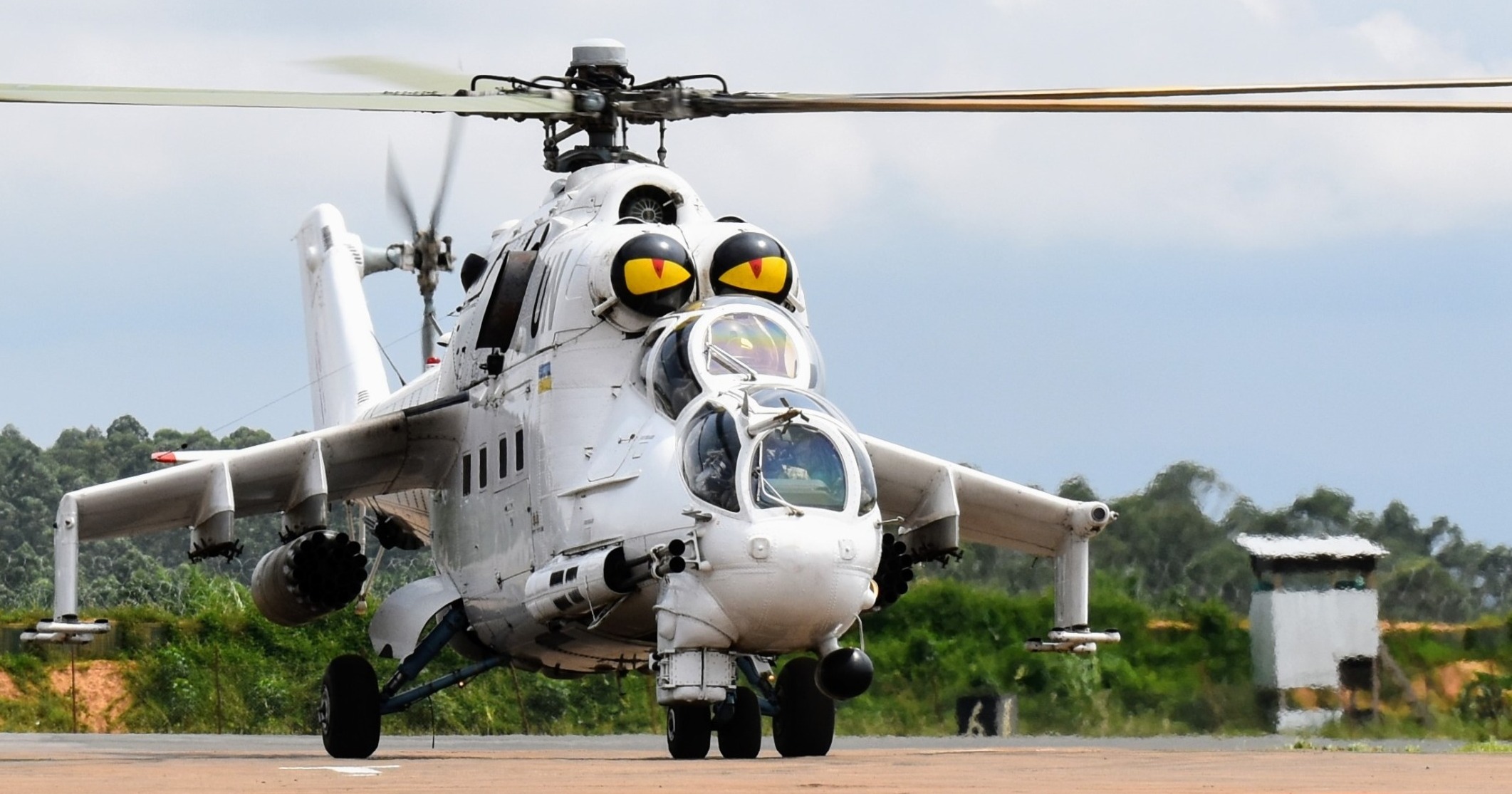 Украинские летчики на Ми-24 бьют боевиков в джунглях: видео, фото