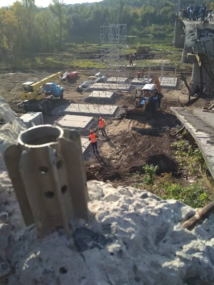 Вместе с ГСЧС. В Станице Луганской строят временный мост: фото