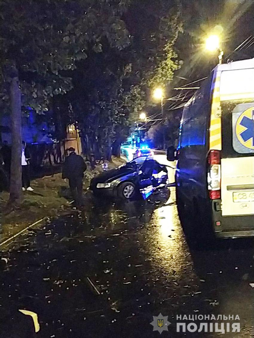 Авто влетело в дерево. В Чернигове погибли четверо подростков