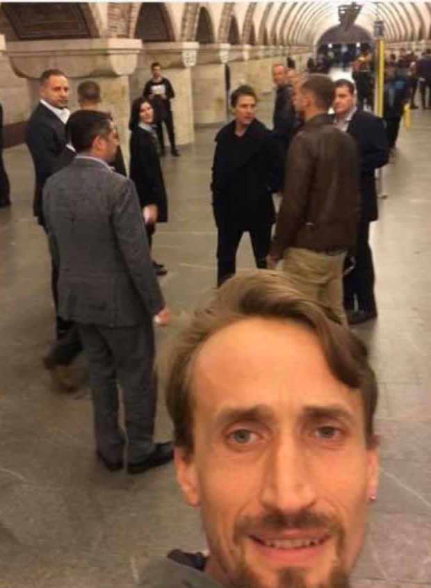 Кино. Звезду Голливуда увидели в метро Киева, и это не фейк: фото