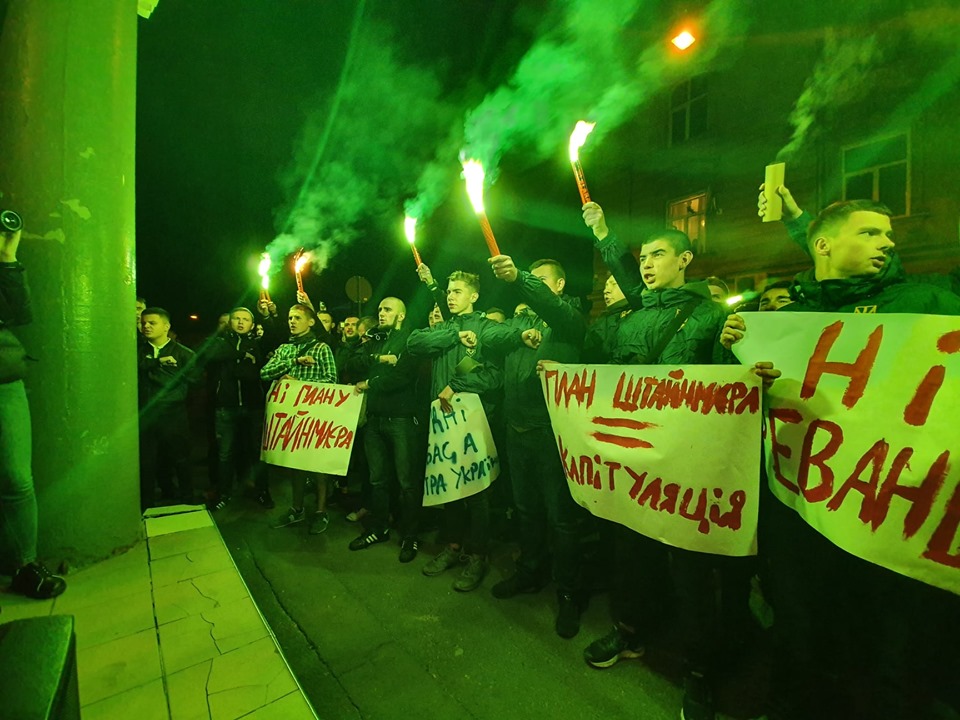 Формула Штайнмайера: еще в двух городах прошли протесты - фото