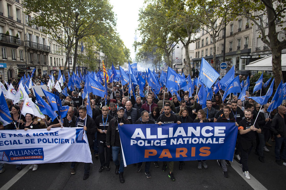 22 000 полицейских вышли на "Марш гнева" в Париже: фото 