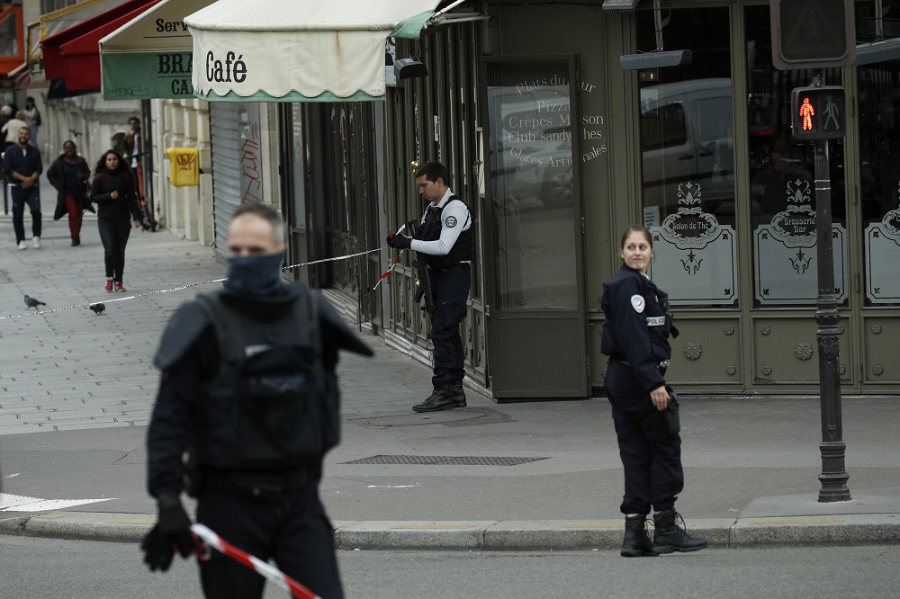 В центре Парижа четверо полицейских убиты ножом - СМИ