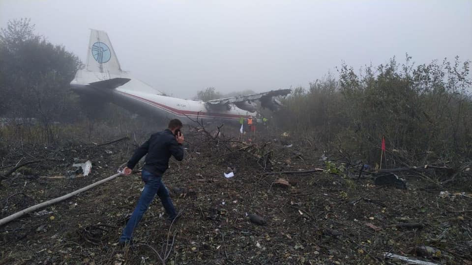 Аварийная посадка самолета во Львове: есть погибшие - фото