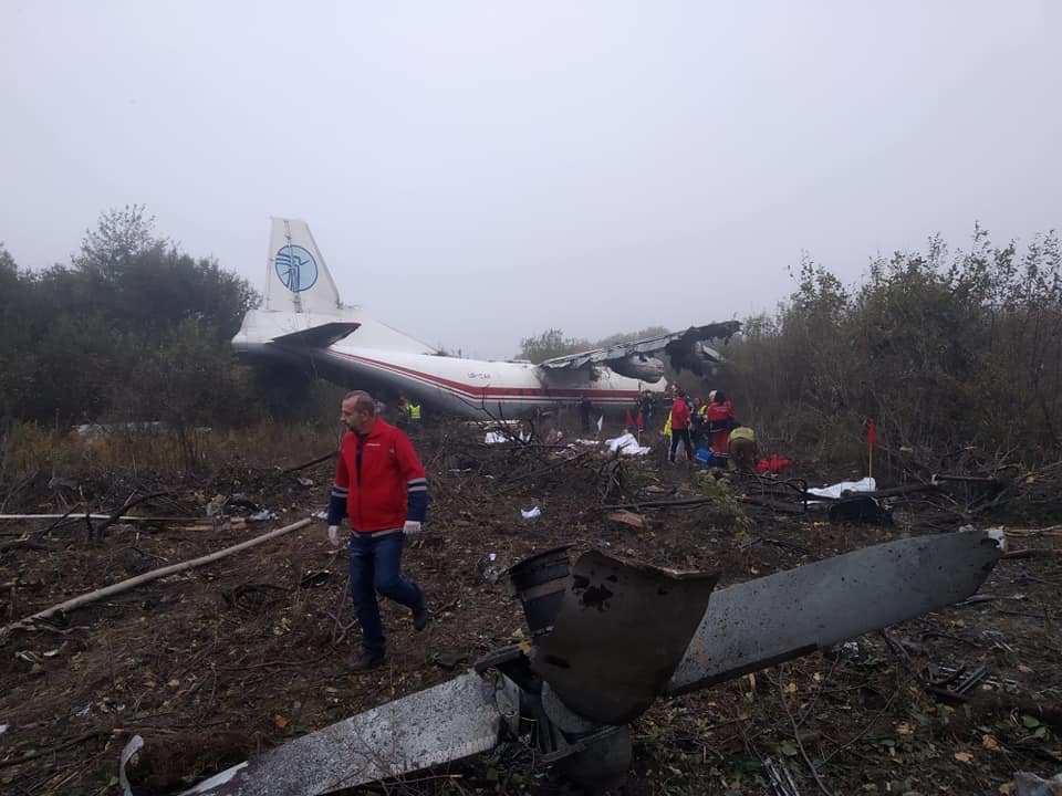 Аварийная посадка самолета во Львове: есть погибшие - фото
