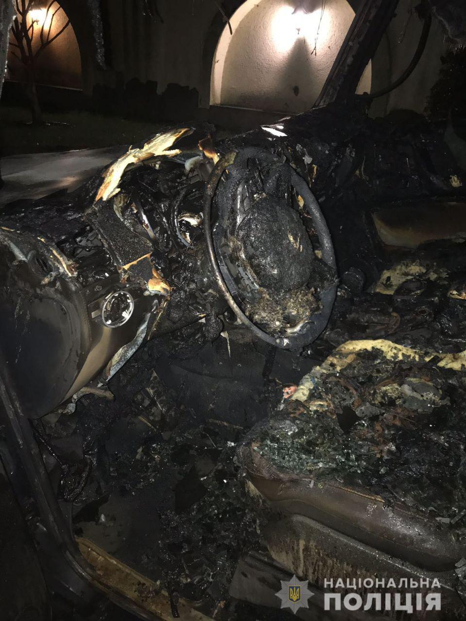В Ровенской области депутату облсовета сожгли элитное авто: фото