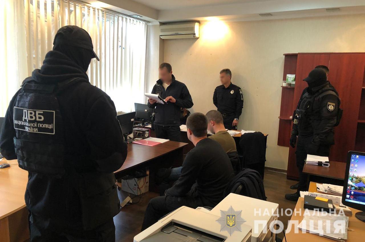 Фото 2 - пресс-служба Нацполиции Двум одесским полицейским объявили о подозрениях за пытки: фото