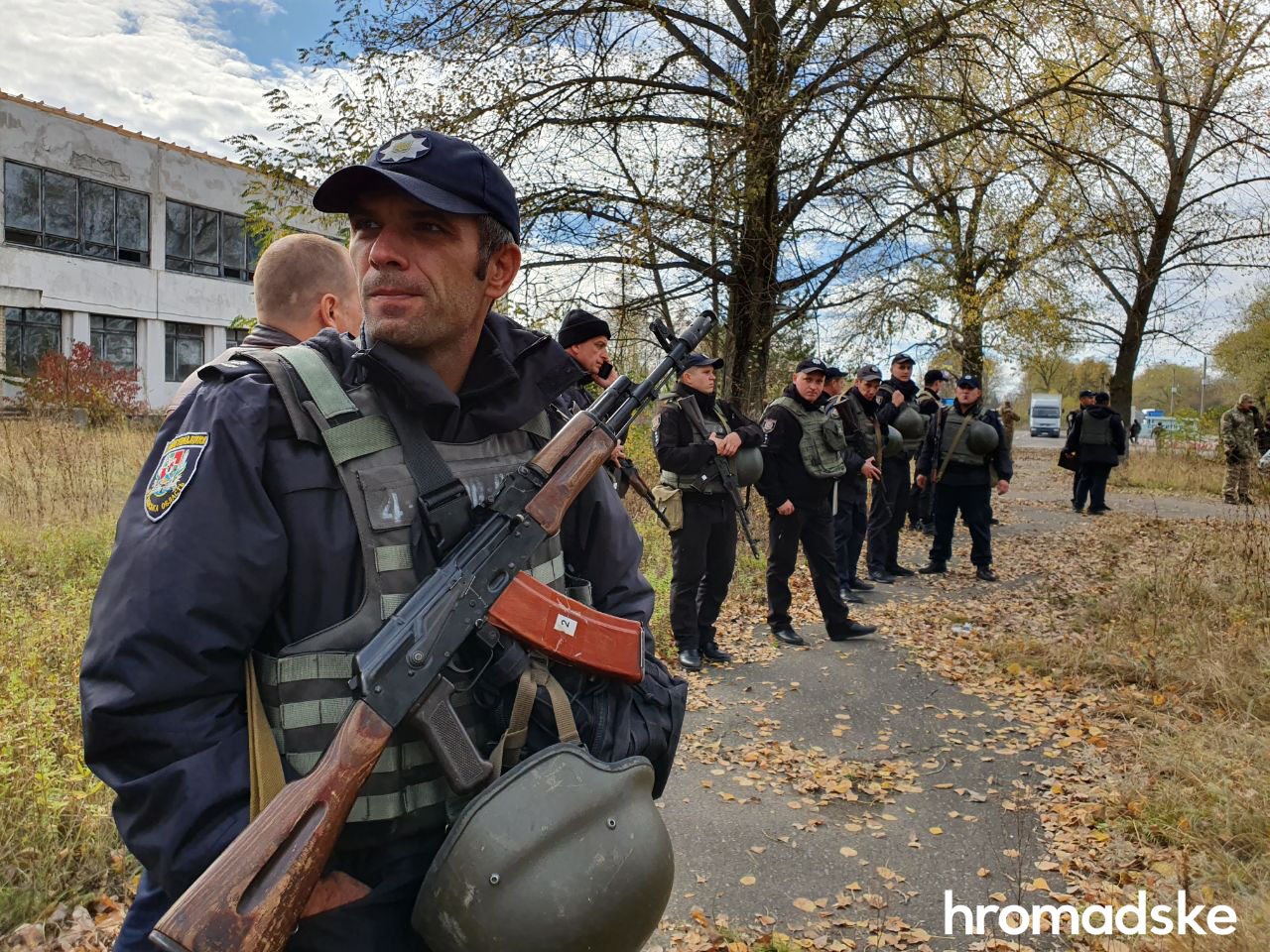 Полиция пропустила ветеранов через блокпост на пути в Золотое