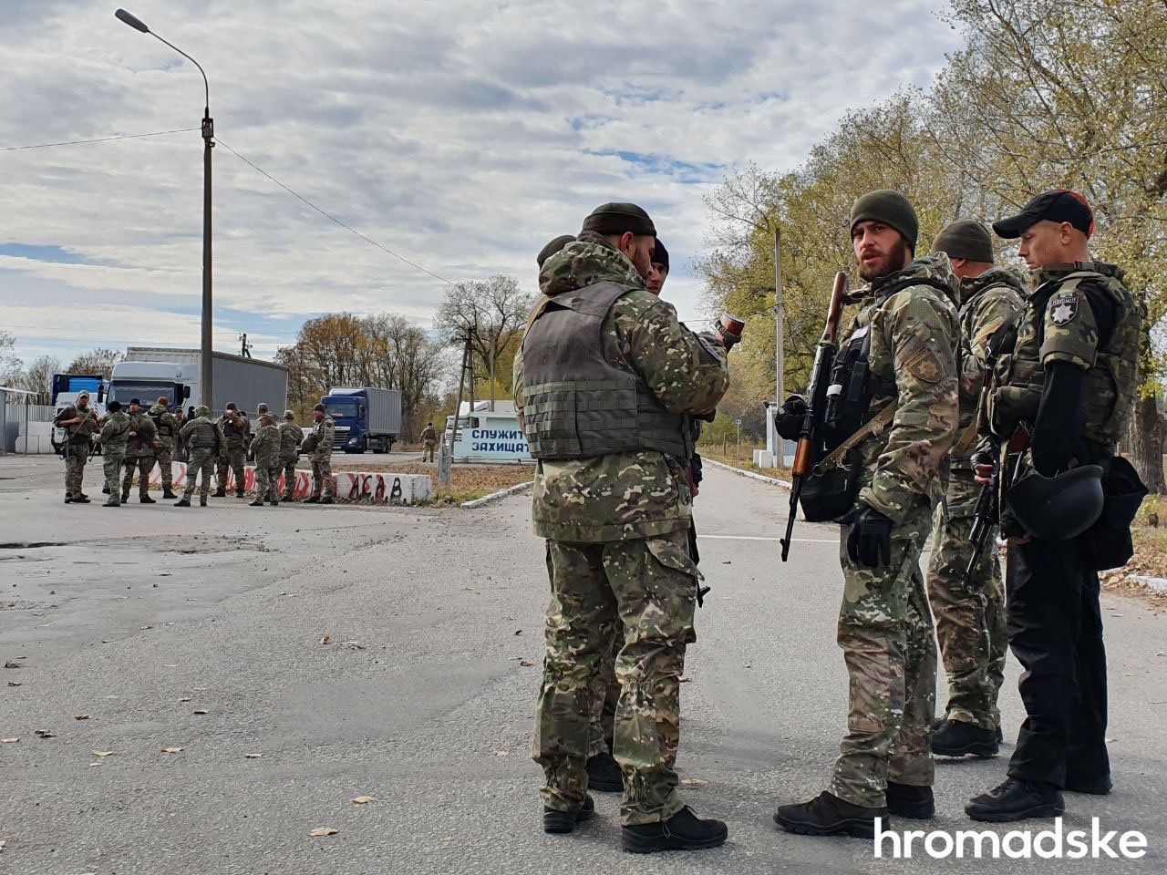 Полиция пропустила ветеранов через блокпост на пути в Золотое