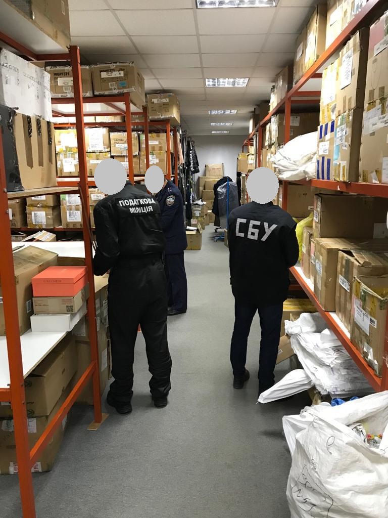 В Україні закрили великий канал контрабанди брендових товарів