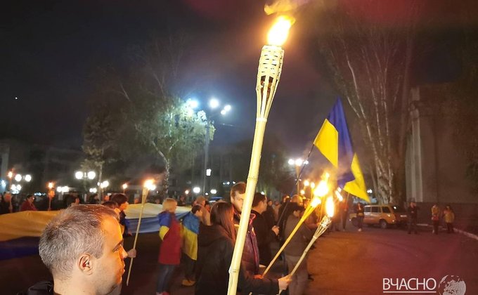 14 октября под Донецком: факелы и огромный флаг Украины - видео