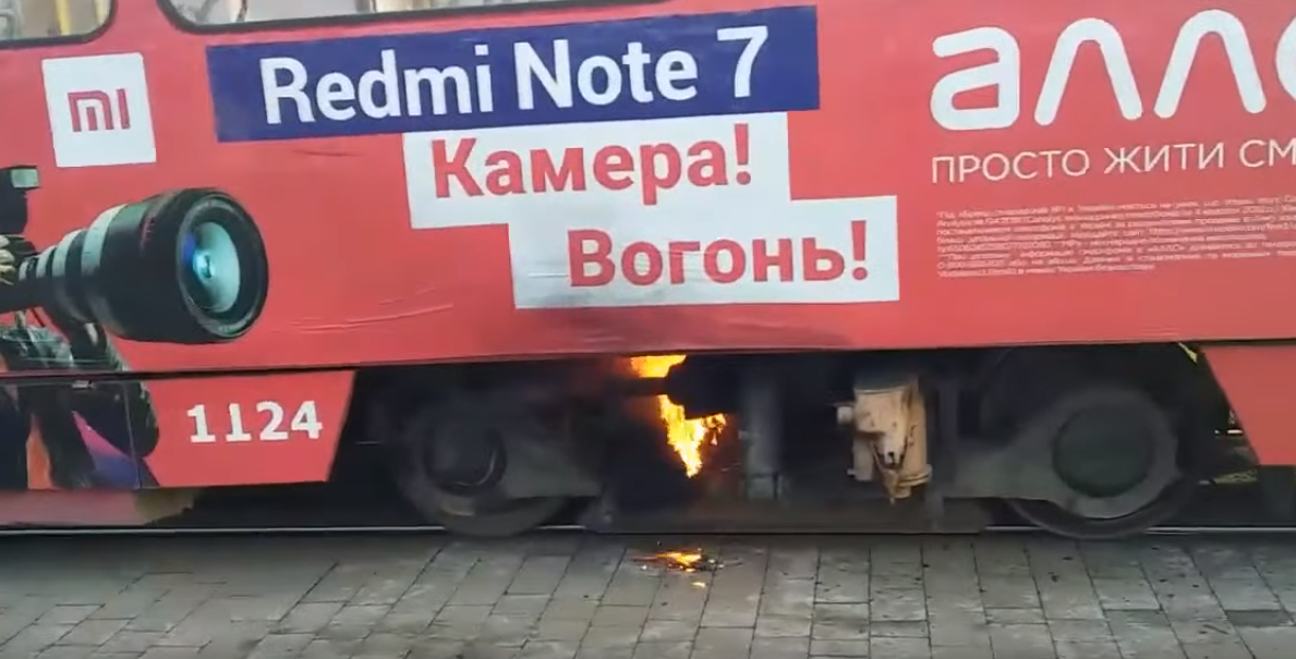 Скриншот видео VARTA1/YouTube "Камера! Огонь!" Во Львове загорелся трамвай: фото, видео