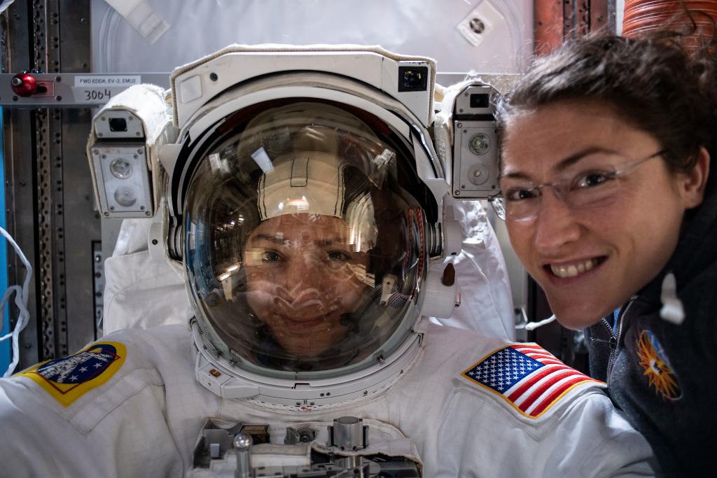 Впервые в открытый космос вышли две женщины: видео и фото